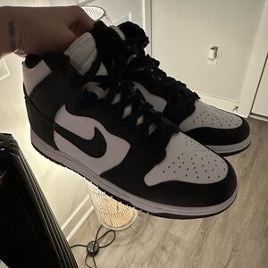 Nike Women’s Black and White Sneakers